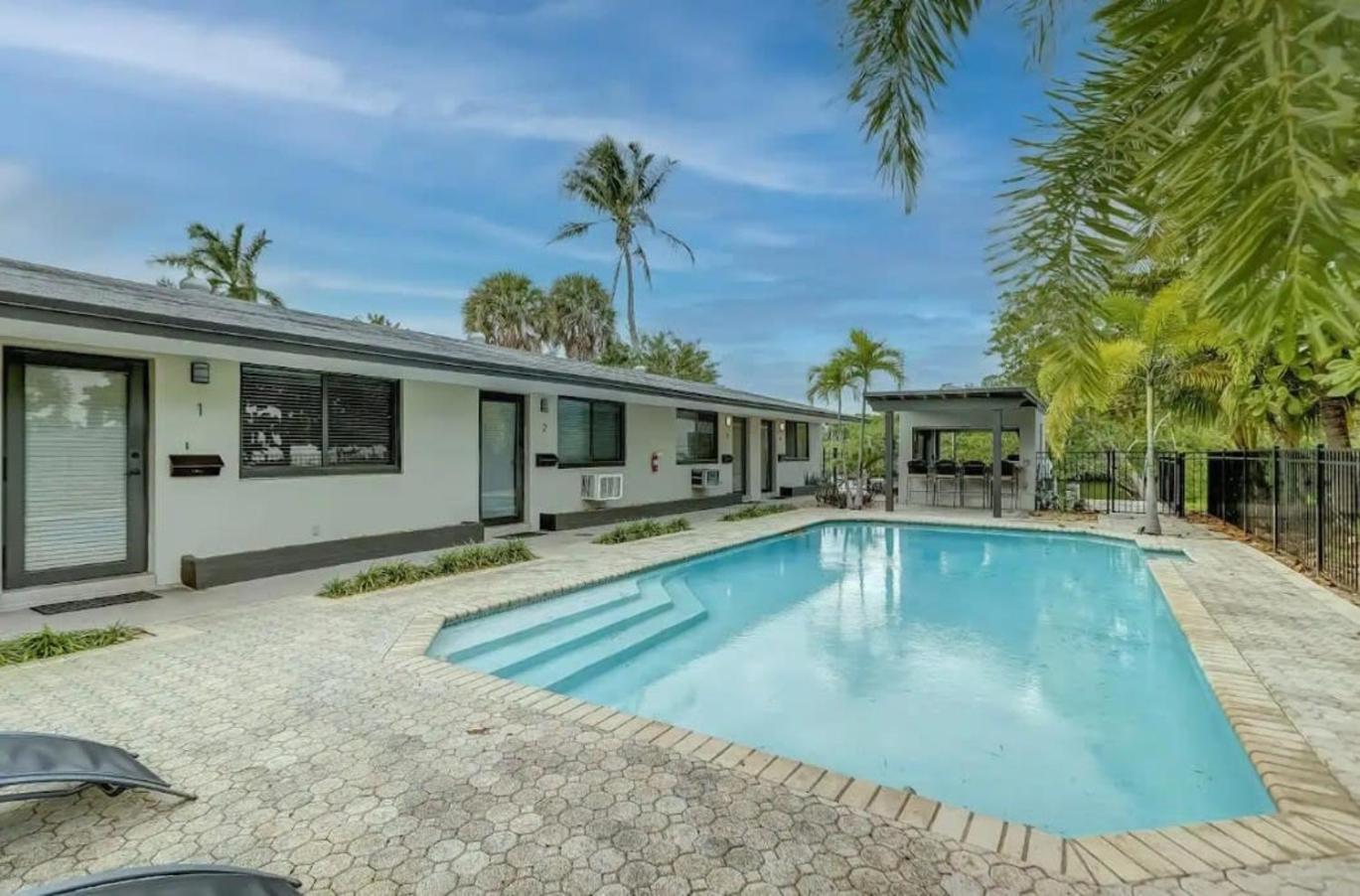 Pool Access Free Parking Smart Tv Wifi Apartment