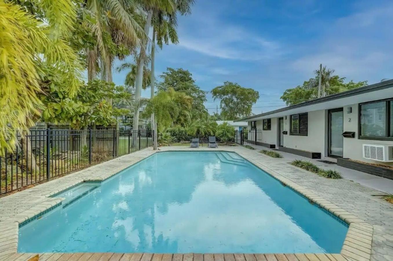Pool Access Free Parking Smart Tv Wifi